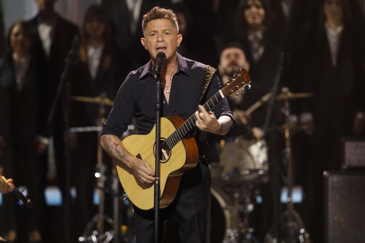 El cantante Alejandro Sanz durante la gala de entrega de la 39º edición de los Premios Goya, en el Palacio de Exposiciones y Congresos de Granada, a 8 de febrero de 2025, en Granada, Andalucía (España). Los galardones son otorgados de manera anual por la Academia de las Artes y las Ciencias Cinematográficas de España (AACCE) con el objetivo de premiar a los mejores profesionales en cada una de las distintas especialidades tanto técnicas como creativas del cine español. 08 FEBRERO 2025;GOYA;CINE;CINE ESPAÑOL Álex Cámara / Europa Press 08/02/2025. ALEJANDRO SANZ;Álex Cámara;