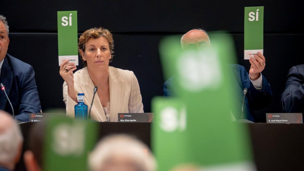 La presidenta de la Federación Española de Baloncesto, Elisa Aguilar, vota en la Asamblea Anual Ordinaria de esta entidad.