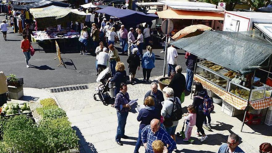 Puestos de venta en el mercadillo ambulante de Cangas. // G.Núñez