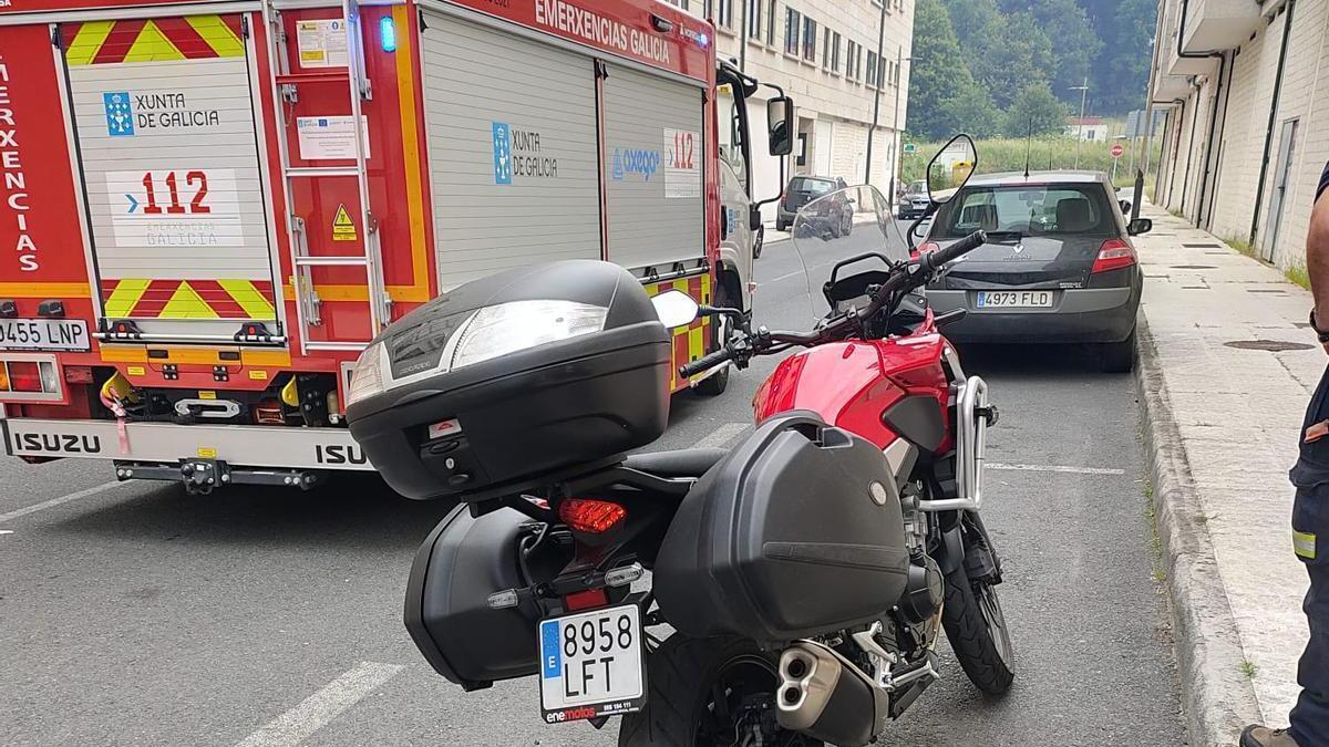 Moto siniestrada esta mañana en la rotonda de As Queimadas de Lalín