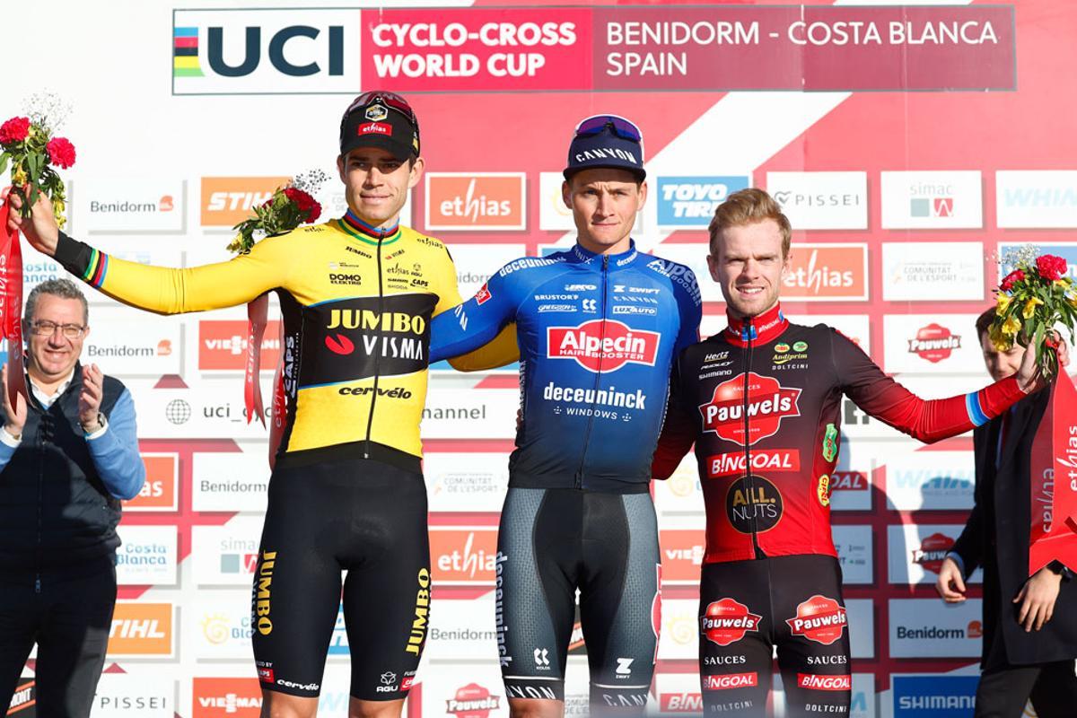 El podio Elite masculino de la edición 2023 de la Copa del Mundo de Ciclocross UCI - Benidorm Costa Blanca. De izquierda a derecha: Wout van Aert, Mathieu Van der Poel y Eli Iserbyt.