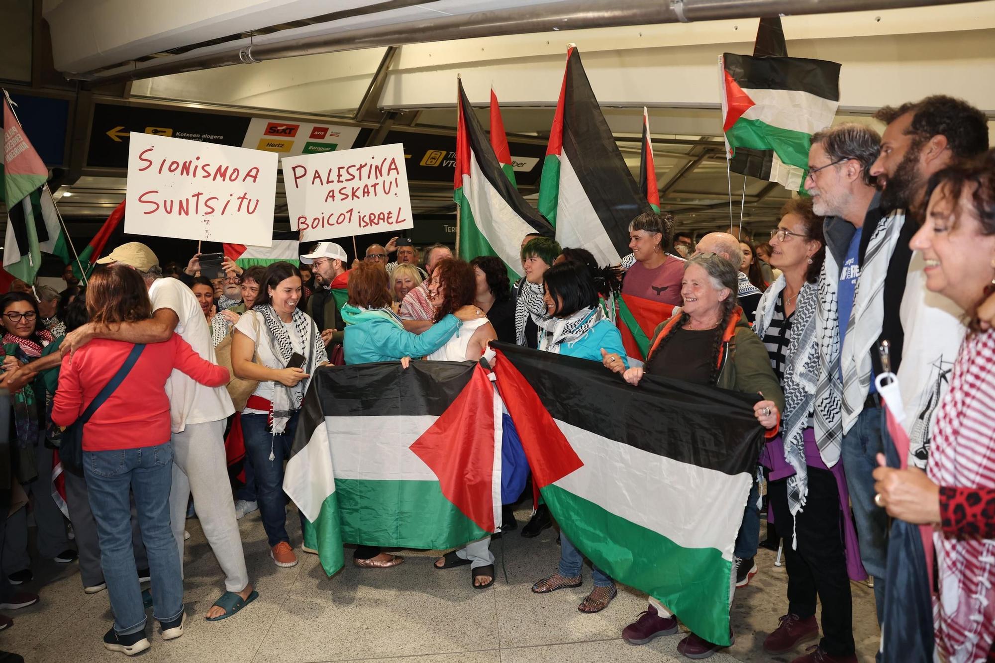 La llegada de Lucía Muñoz y Alejandra Martínez a Barajas en imágenes