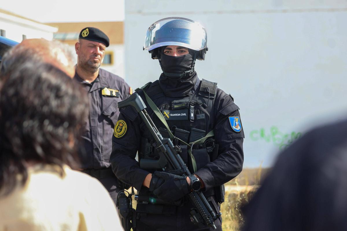 Agente completamente equipado para la acción.