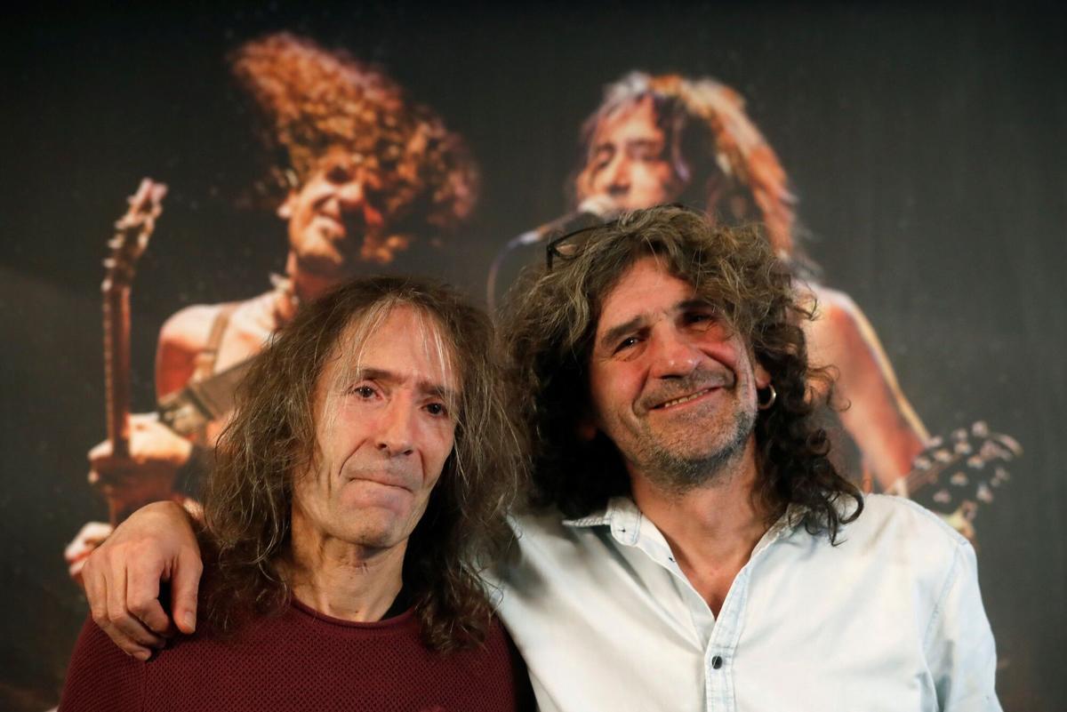 -FOTODELDIA- GRAF1990. MADRID, 19/12/2019.- Los líderes de Extremoduro, Robe Iniesta (i) e Iñaki Antón, al final de la rueda de prensa que han ofrecido este jueves en Madrid tras el comunicado en el que han anunciado la repentina separación del grupo en la que han anunciado la celebración al final de la primavera y comienzos del verano de 2020 de una gran gira de despedida que recalará en ocho ciudades, con arranque en Valencia el 15 y 16 de mayo EFE/J.J. Guillén