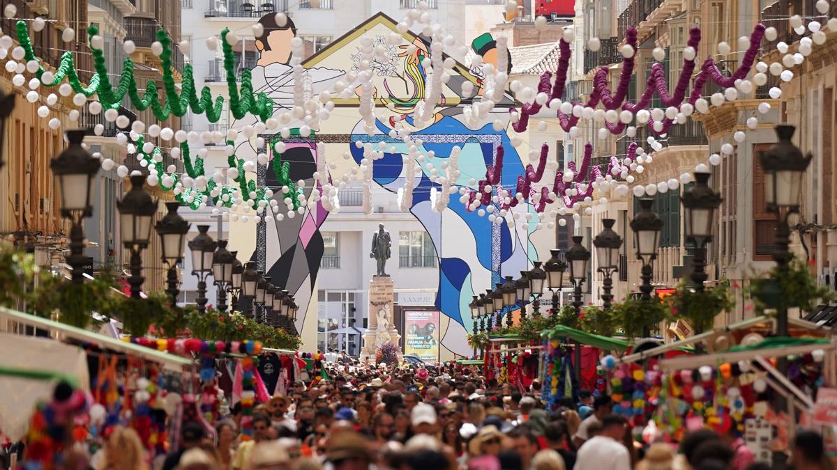 Cientos de malagueños y turistas disfrutan del último día de la Feria de Málaga en 2023.