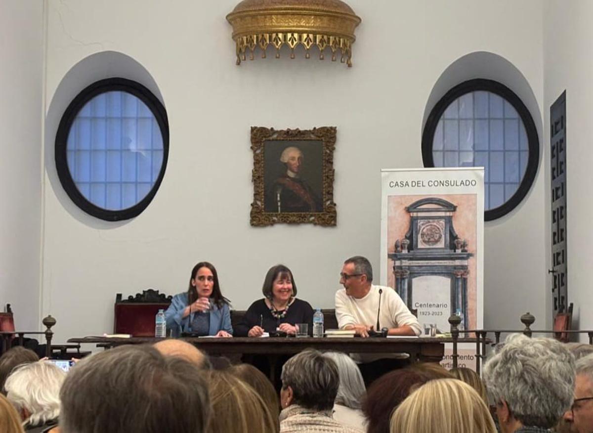 Presentación del libro 'Acera de la Marina' en la Económica, con ola Martín Acosta, Lola Acosta y Antonio Aguilar.
