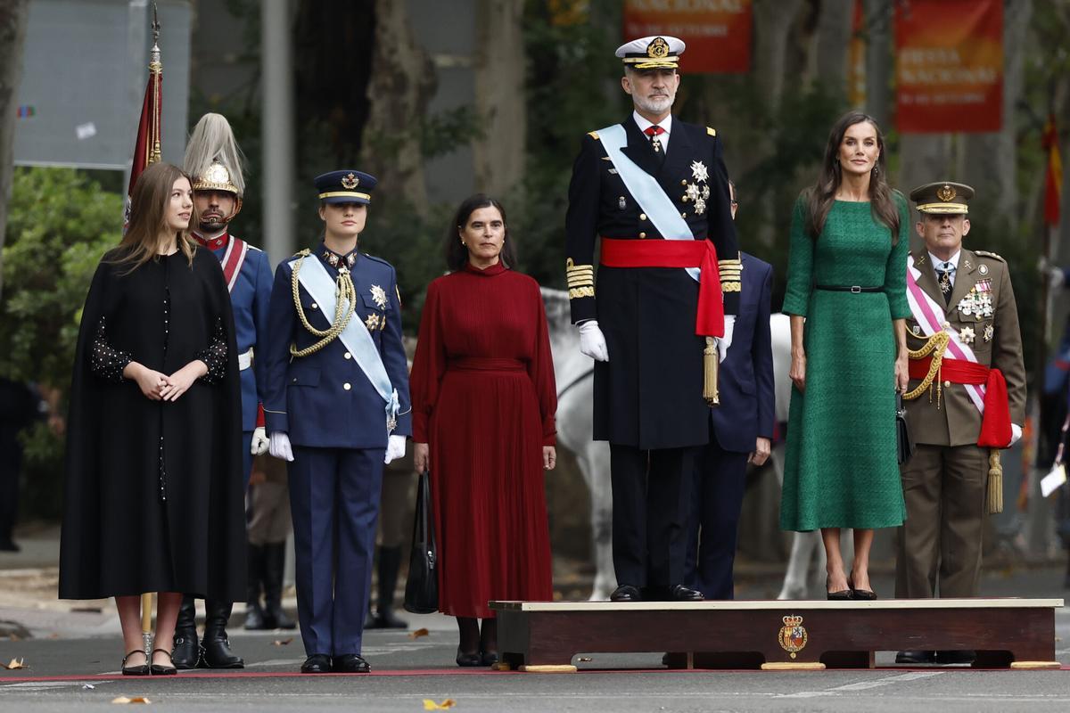MADRID, 12/10/2025.- Los reyes Felipe y Letizia, la princesa Leonor y la infanta Sofía antes del desfile de las Fuerzas Armadas con motivo de la Fiesta Nacional este domingo en Madrid. EFE/Chema Moya