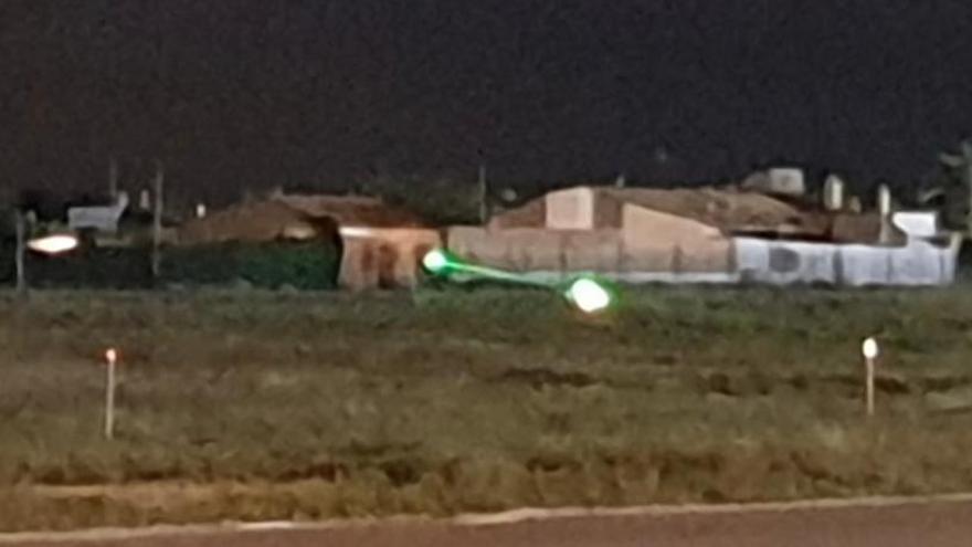 Foto hecha de madrugada en el aeropuerto donde se ve el láser verde.