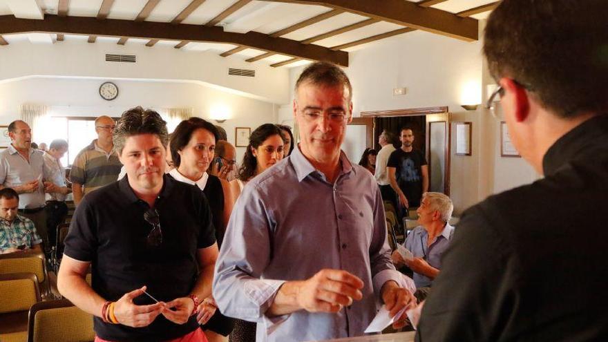 Javier Alcina (izquierda) y Alberto de la Fuente (derecha) durante la votación.