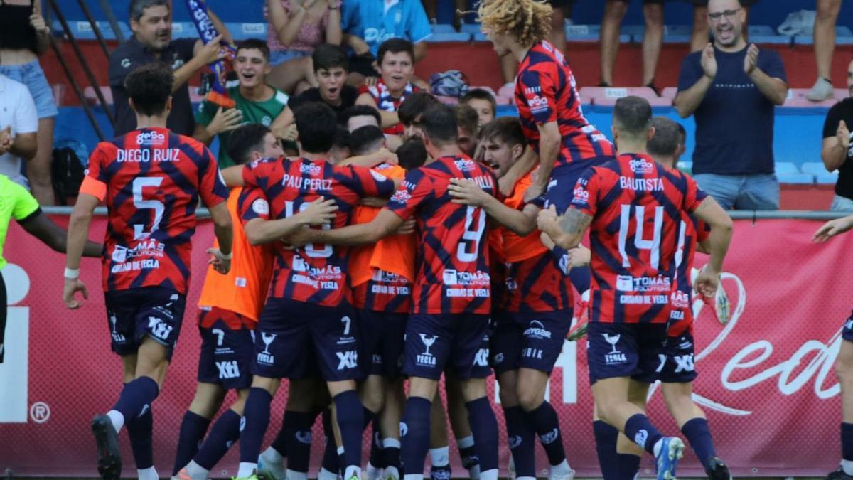 Los jugadores del Yelcano, ayer, celebrando el segundo gol de la victoria.  | PASCUAL AGUILERA