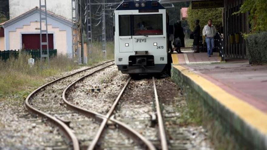 La línea de tren entre Muros y Cudillero está interrumpida por un árbol sobre la catenaria