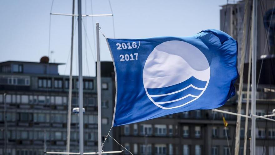 Bandera azul que ondeaba en el Puerto Deportivo.