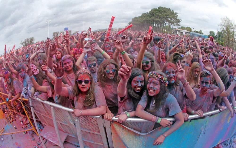 Miles de "corredores" participan en una nueva edición de la Holi Run en Vigo