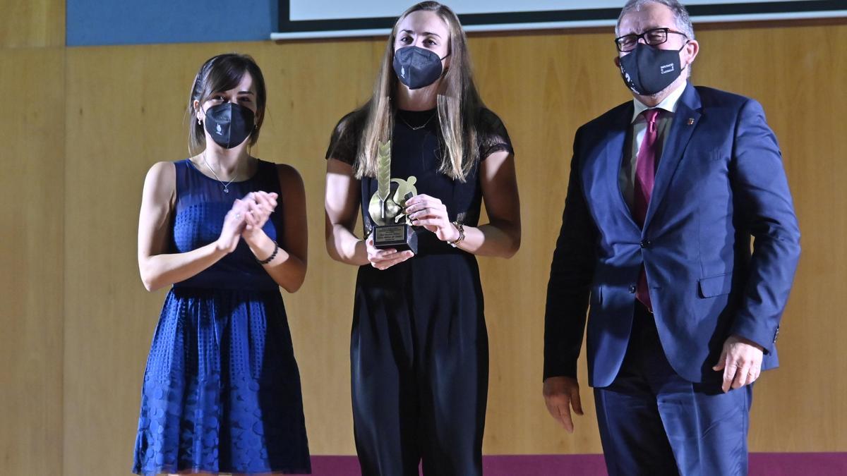 La nadadora Lidón Muñoz (centro), junto a Yolanda Peris y José Martí, presidentes de la Asociación de la Prensa Deportiva de Castellón y de la Diputación de Castellón, respectivamente.