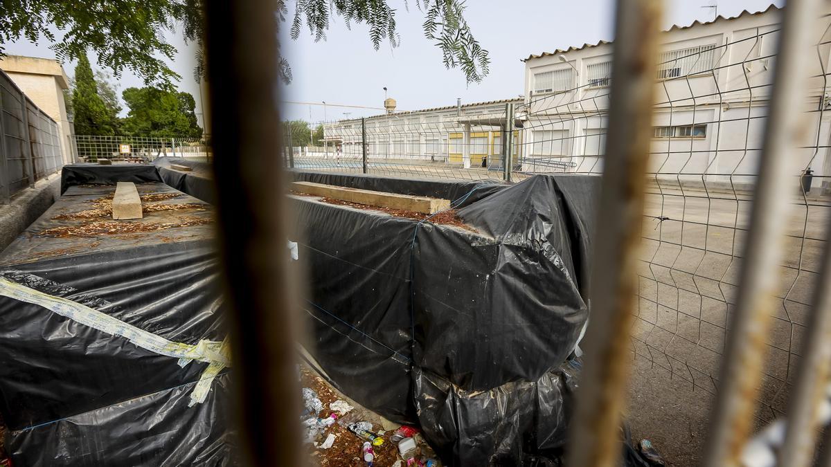 Material apilado en uno de los colegios