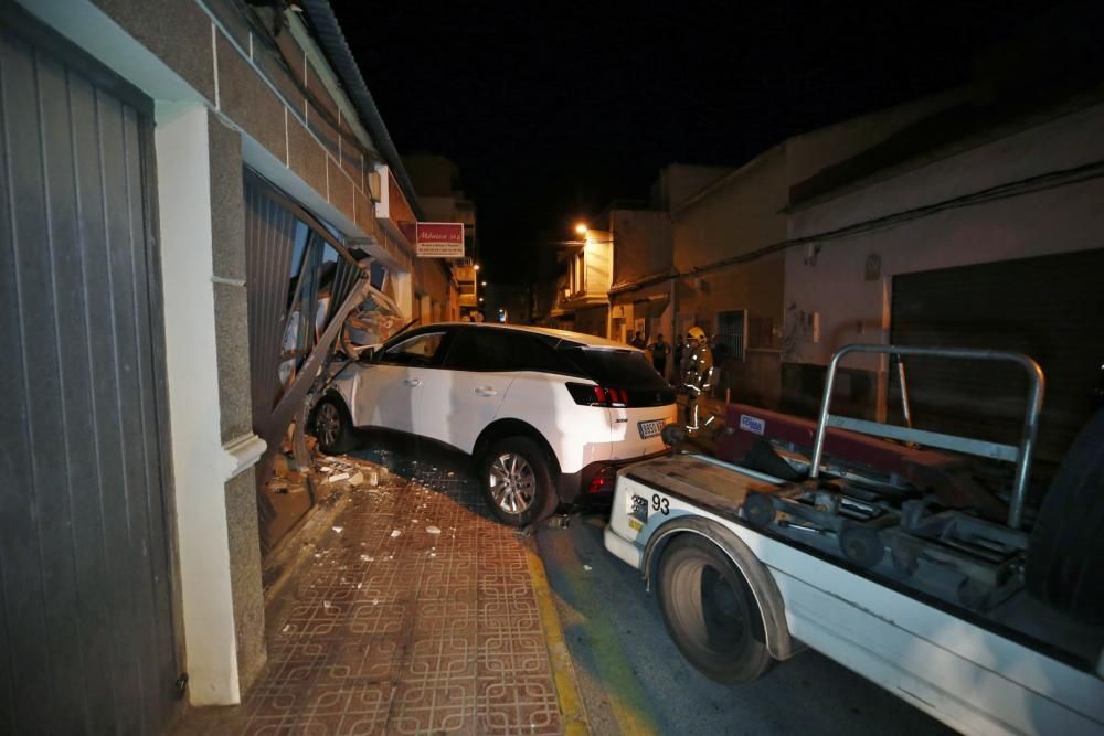 Dos coches se vieron implicados en un aparatoso accidente en la confluencia de las calles San Pascual con Hermanos Bazán en Torrevieja