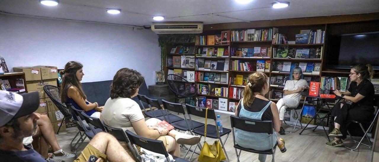 Las hermanas Planas, La incorrecta, ayer en Ínsula Literària, y (abajo) páginas de su libro.