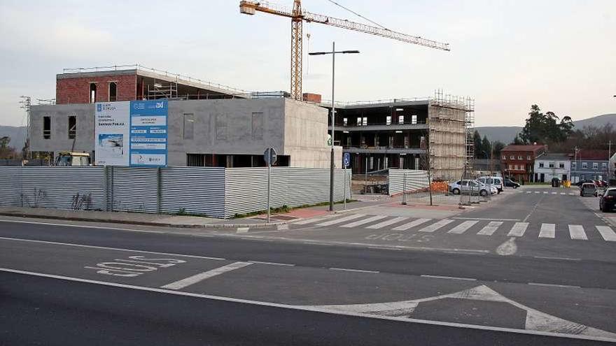 El aparcamiento irá entre la carretera nacional y el nuevo centro de salud. // Bernabé / Juan Carlos Asorey