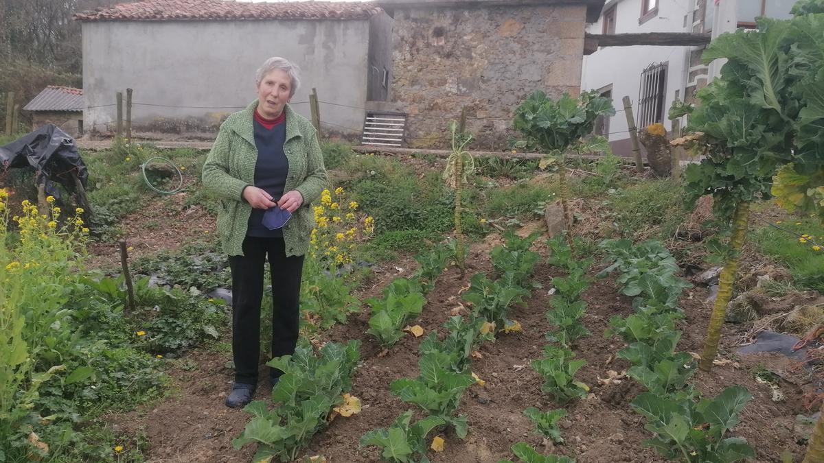 Emérita Ares, a derradeira habitante permanente do núcleo de Frádegas, na súa horta.