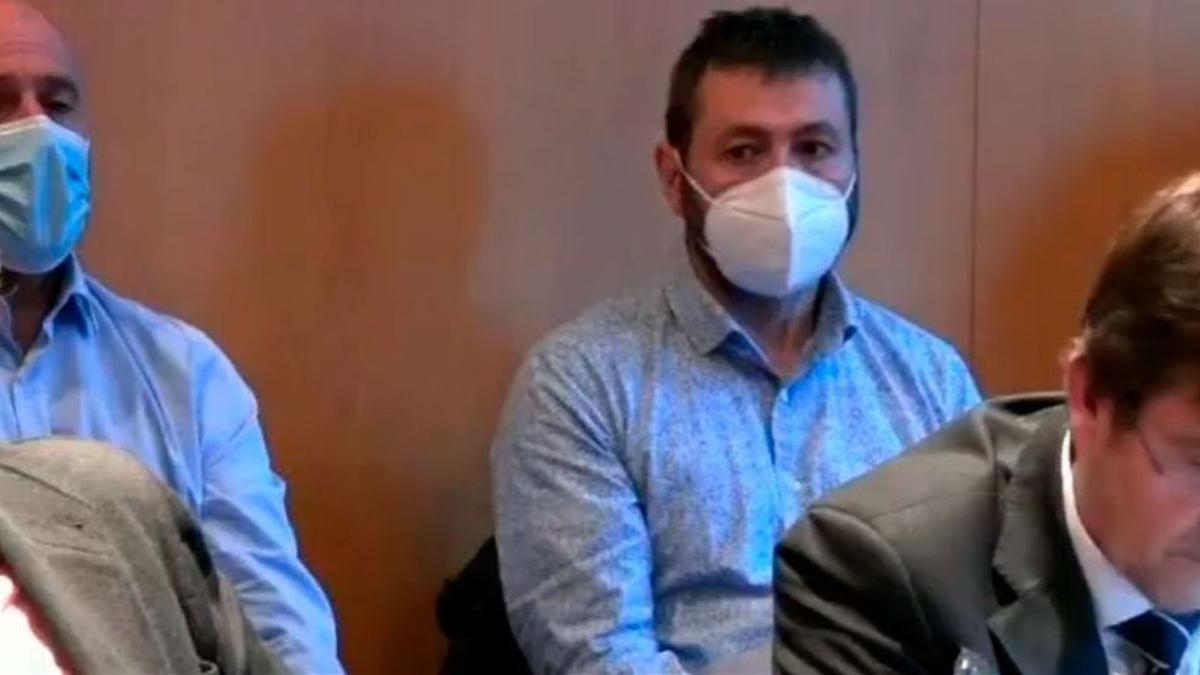 Pedro Nieva, en el centro, esta mañana durante el juicio.