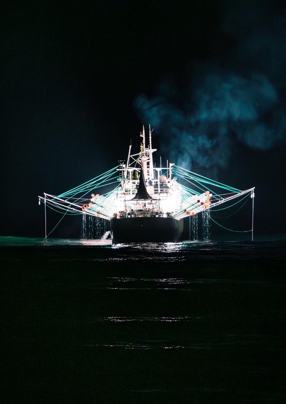 Buque potero chino en aguas internacionales