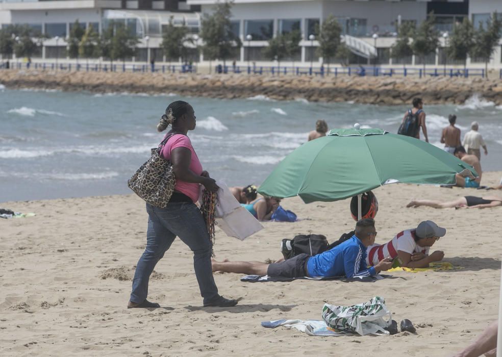 Venta irregular en la playa del Postiguet