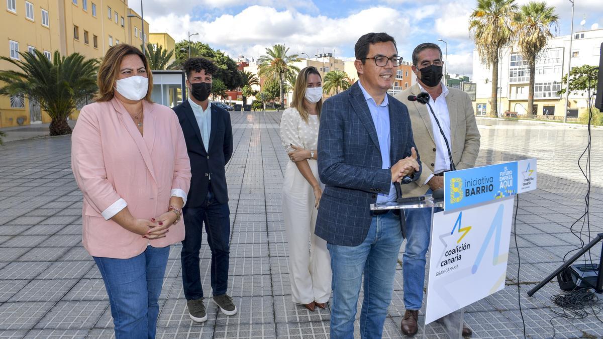 De izquierda a derecha Beatriz Calzada, David Suárez, Pablo Rodríguez, María Fernández y Francis Candil, hoy, durante la presentación de la &#039;Iniciativa Barrio&#039;.