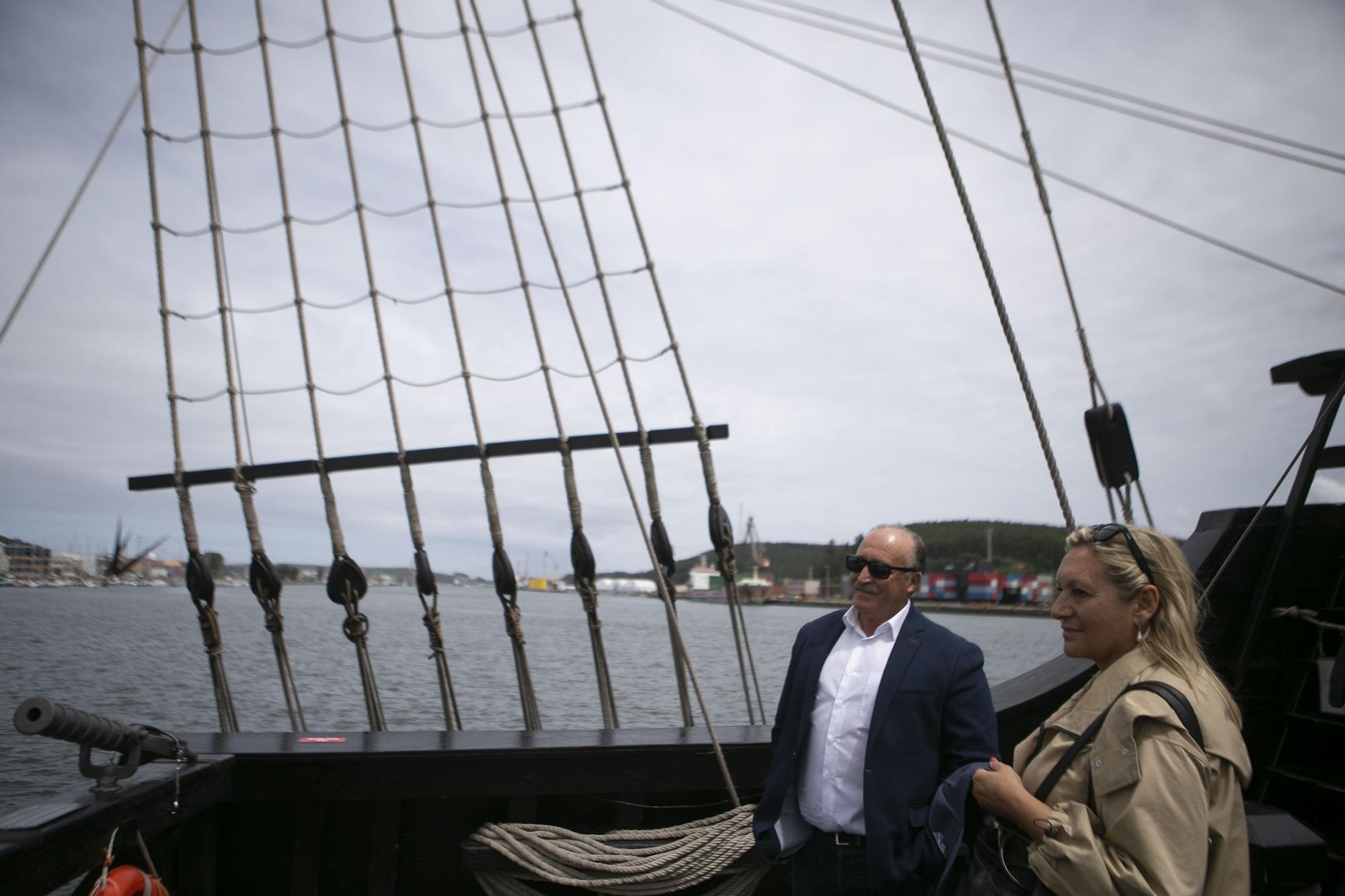 La nao "Victoria" atraca en el puerto de Avilés