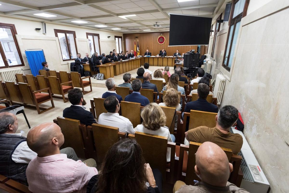 GRAF2155. PALMA, 08/10/2018.- Audiencia Provincial de Palma, Empieza en Palma el juicio a los controladores aéreos de Baleares por la huelga del año 2010. Imagen del banquillo de los acusados. EFE / LLITERES