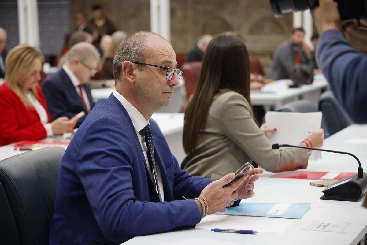 El consejero de Educación, Víctor Marín, en una sesión de la Asamblea Regional.