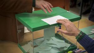 GRA125 SEVILLA 22/03/2015.- Un votante ejerce su derecho introduciendo la papeleta en la urna hoy en un colegio electoral en Sevilla. Las 9.873 mesas electorales andaluzas han abierto esta mañana con normalidad para que puedan ejercer su derecho al voto los 6.496.685 electores convocados en los décimos comicios andaluces. EFE/Julio Muñoz