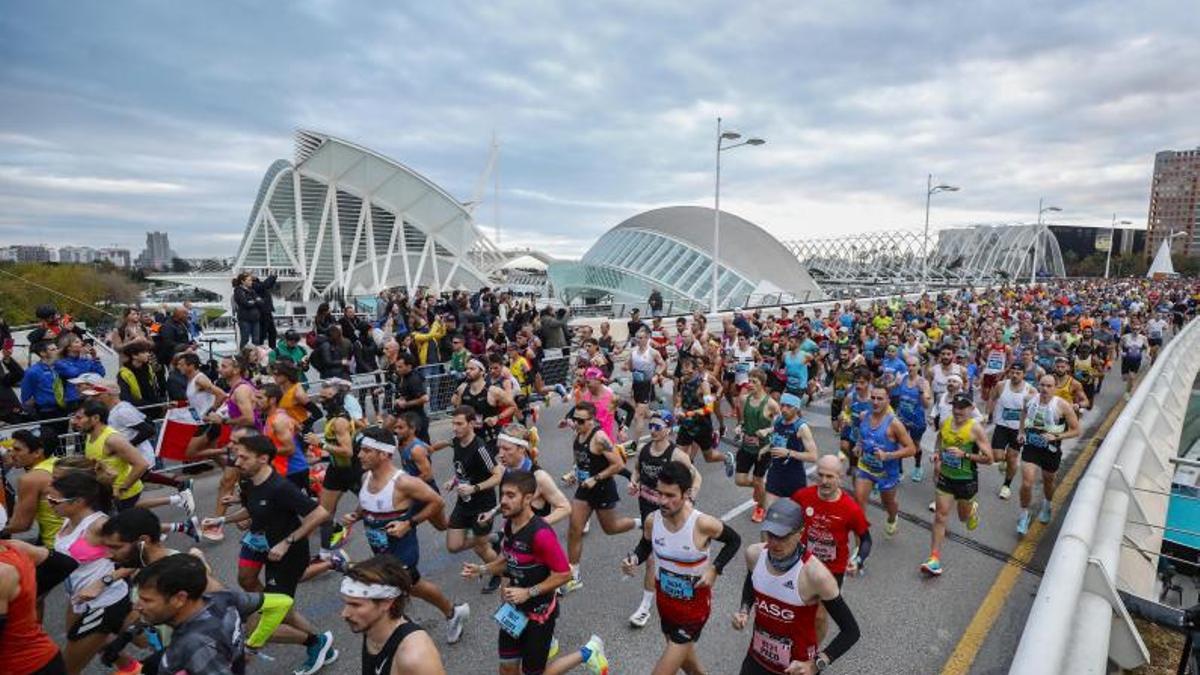 Cientos de corredores,en la salida del último Maratón Valencia Trinidad Alfonso. | F. CALABUIG