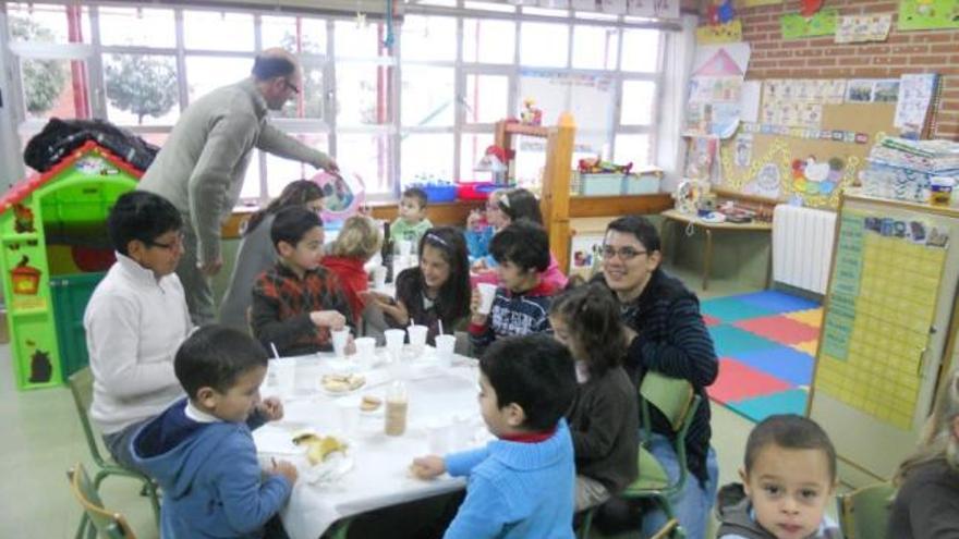 Un momento del desayuno saludable organizado por los padres en el colegio de Fuentes de Ropel.