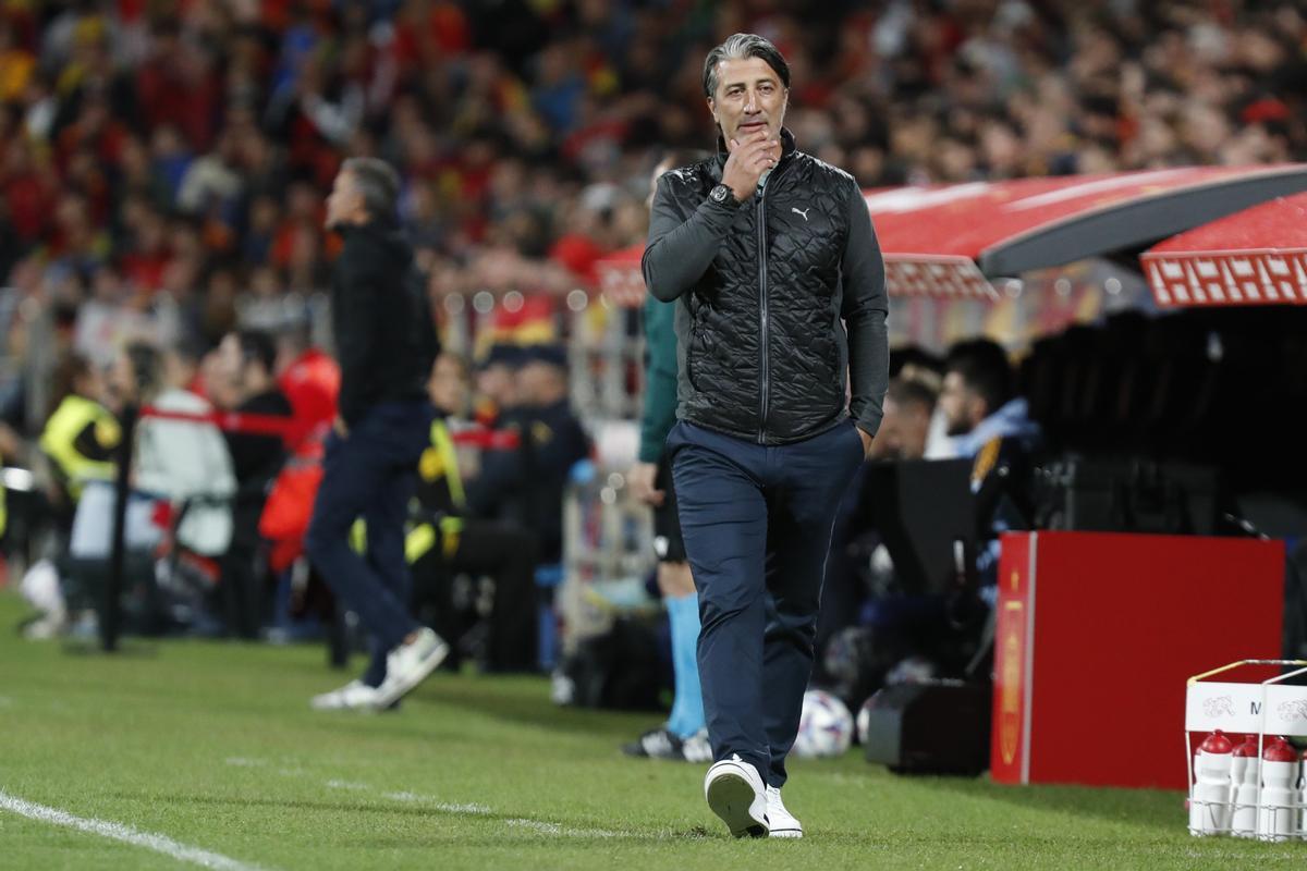 ZARAGOZA, 24/09/2022.- Murat Yakin, seleccionador de fútbol de Suiza, durante el partido de la Liga de Naciones que España y Suiza disputan este sábado en el estadio de La Romareda, en Zaragoza.  EFE/ Javier Belver