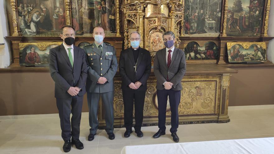 La Guardia Civil devuelve a la iglesia de Barcial del Barco dos tablas renacentistas robadas en 1979