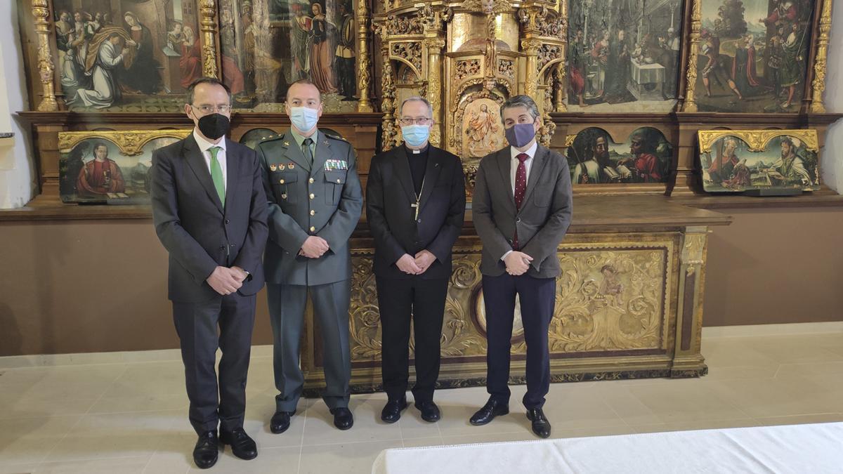 El subdelegado del Gobierno, Ángel Blanco; el teniente coronel, Javier Rogero; el obispo de Zamora, Fernando Valera; y el representante del Ministerio de Cultura. Abajo, a izquierda y derecha, las tablas recuperadas.