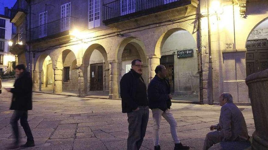 Algunos usuarios esperando anoche para entrar en el albergue municipal en Praza do Trigo. // Iñaki Osorio