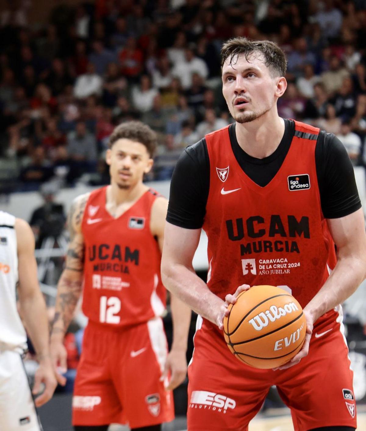 Rodions Kurucs, lanzando un tiro libre ante el Real Madrid. | JUAN CARLOS CAVAL