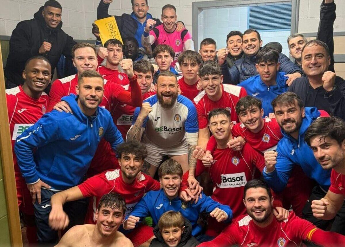 Jugadores y técnicos del CF Gandia celebran su último éxito