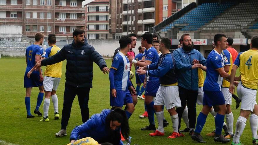 Un momento de la tangana entre los jugadores del Avilés y el Mosconia.