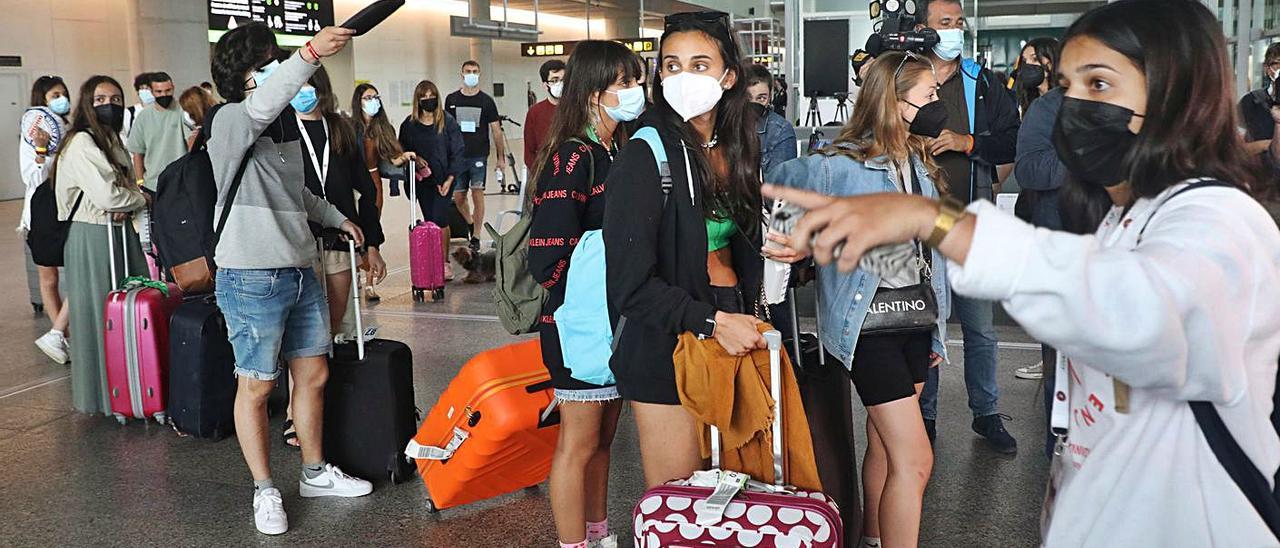 Llegada de jóvenes procedentes de Palma, ayer en el aeropuerto de Santiago. |   // XOÁN ÁLVAREZ