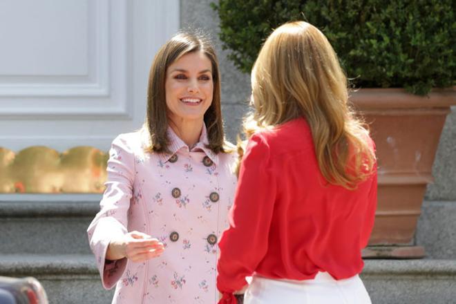 El saludo de Letizia Ortiz, con abrigo rosa de estampado floral, a Angelica Rivera