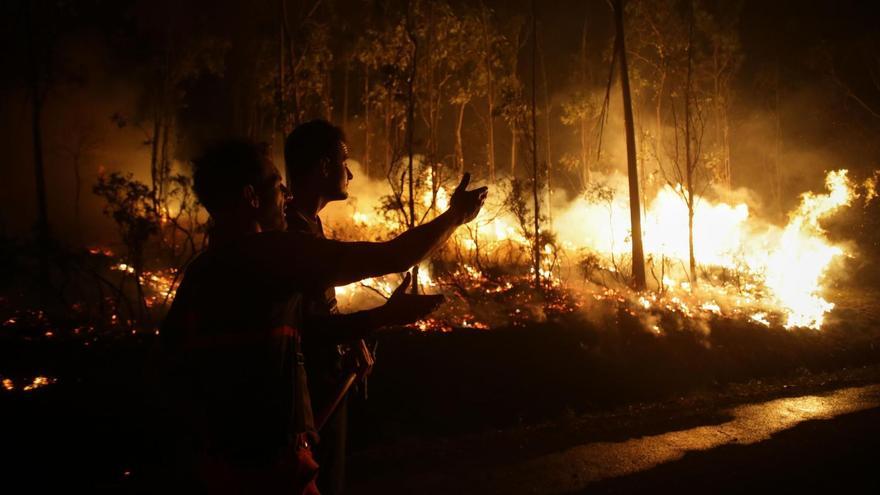 El incendio que obligó a cerrar la Autovía del Cantábrico en Lugo quema ya más de mil hectáreas