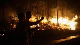Un incendio que calcina cientos de hectáreas en Lugo obliga a cerrar la Autovía del Cantábrico