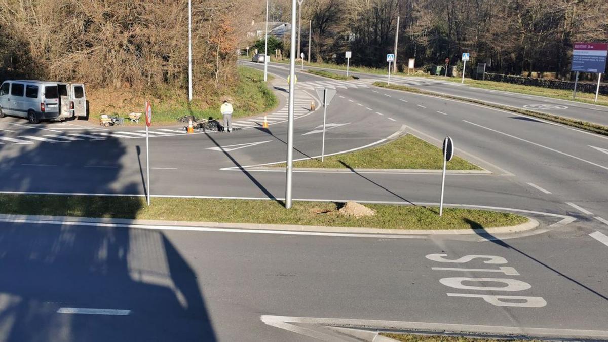 Trabajos en la intersección que forma la EP 7201 a su paso junto al cementerio de Silleda.  | // J.R.