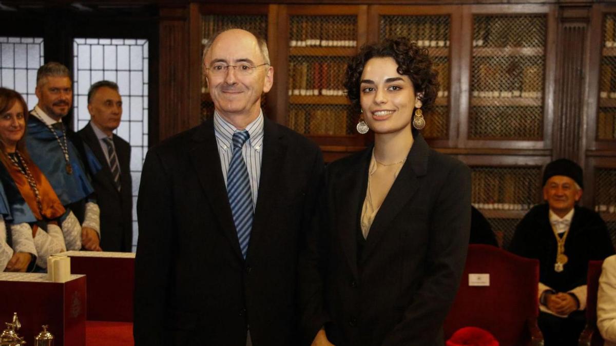 Isabel Prieto Soria con Ignacio Vigil, tras recibir su galardón.  |  | PABLO SOLARES