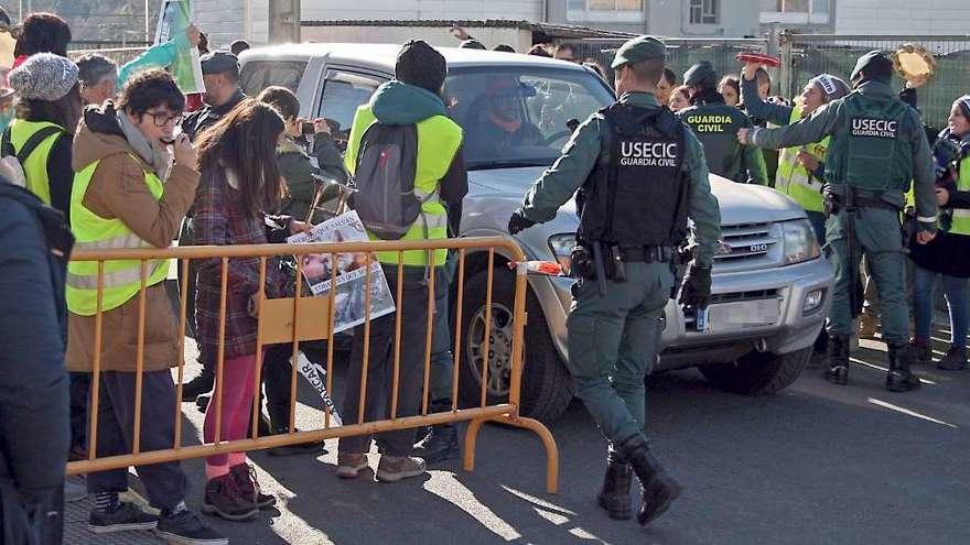 La Guardia Civil vedó a mediodía con un cordón policial el paso de los ecologistas al encuentro de los cazadores. // Bernabé / Juan Carlos Asorey