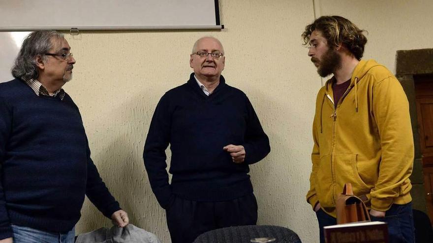 Por la izquierda, Francisco Lauriño, Miguel Ángel Navarro y Pelayo Martínez, en la Casa de la Buelga.