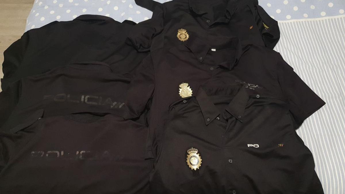 Imagen del estado de varios uniformes de policías de la provincia.