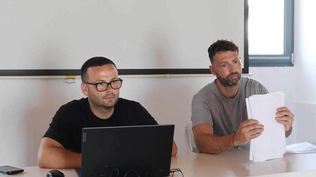 Víctor Manuel Aragón (con gafas) y Gonzalo Palacios de la Torre, durante la jornada formativa sobre emprendimiento en el Casal d’Igualtat.